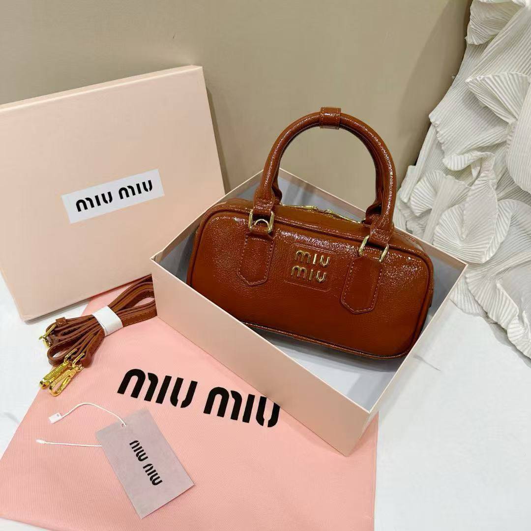 MIU MIU 

NEW CAME 
GOOD QUALITY 
WITH BOX 

90 dhs🇦🇪🇦🇪

SIZE: 23cm
Zain39
♥️♥️♥️