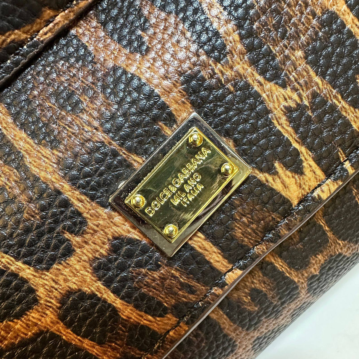 Dolce&Gabbana 

new came 
good quality 

with box 
105 dhs🇦🇪🇦🇪

Zain295
♥️♥️♥️