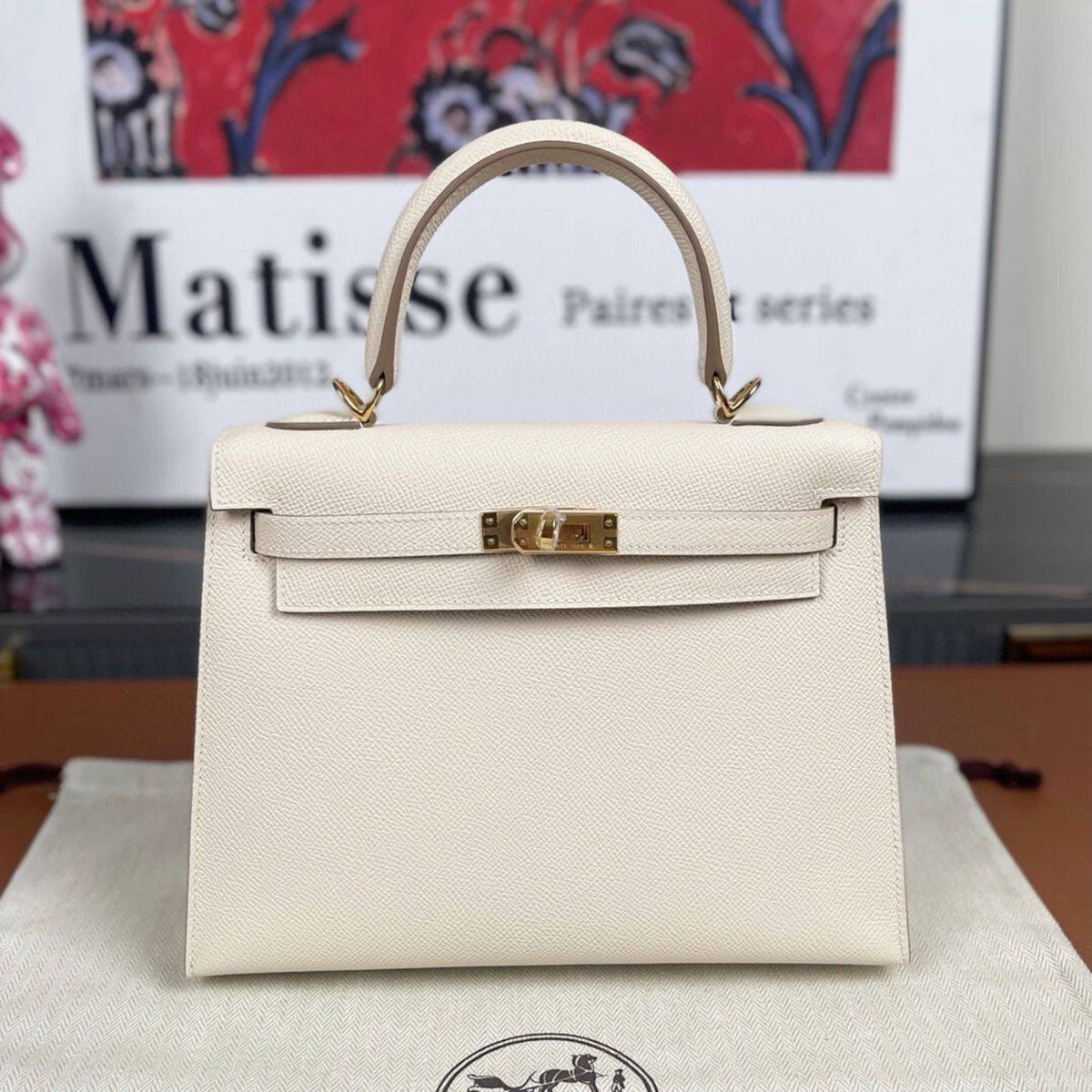 Hermes 

good quality, comes with box, 
🎁🎁🎁

size... 25 * 20 cm 

115 dhs🗽

Zain12
♥️♥️♥️