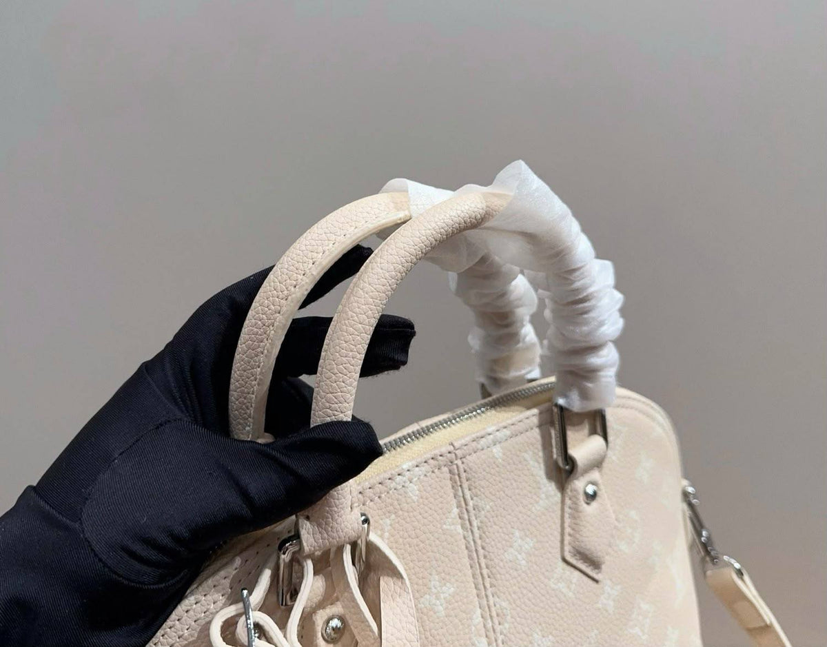 LOUIS VUITTON 

NEW CAME 

MASTER QUALITY 
285 dhs🇦🇪🇦🇪

Zain295 
♥️♥️♥️