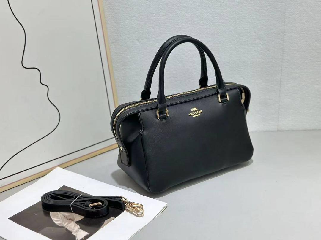 Coach
80 dhs🇦🇪🇦🇪

size 25cm

Zain26
♥️♥️♥️