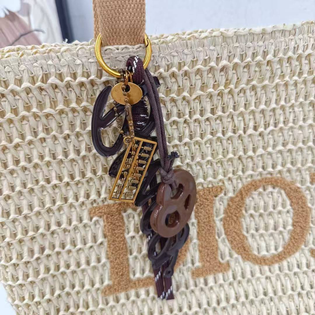 DIOR  
Size  28×11×32m
100 dhs🇦🇪🇦🇪

Zain04
♥️♥️♥️