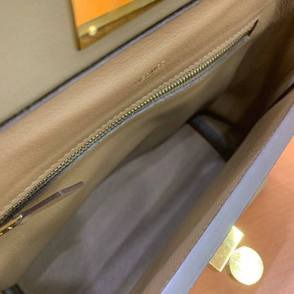 Hermes
maroon / etoupe / brown

Single rolled leather top handle

Classic, elegant and timeless🙂‍↔️

For Price 👇 WhatsApp✅
0568585901 
0507557372
0552275751 Owner Zain 👌

Zain325
♥️♥️♥️