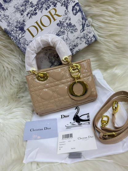 🌟 Dior Joy
1️⃣ First quality ＋🎁
Size : 18 * 11 * 7 cm
90 dhs❤️
with box🎁

Zain115
♥️♥️♥️