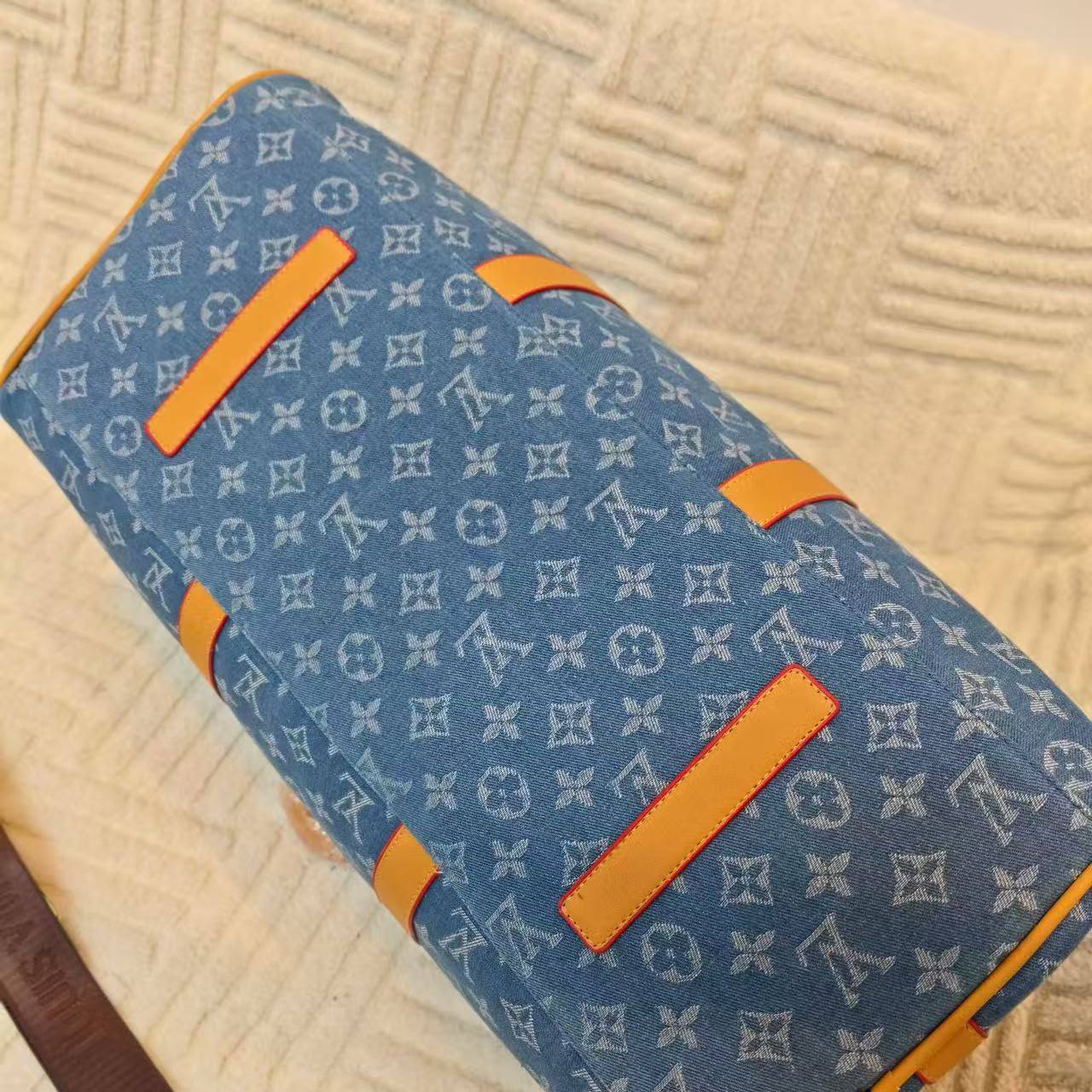 LV    
travel bag
Size  50×23×28cm
110 dhs💛

Zain04
♥️♥️♥️