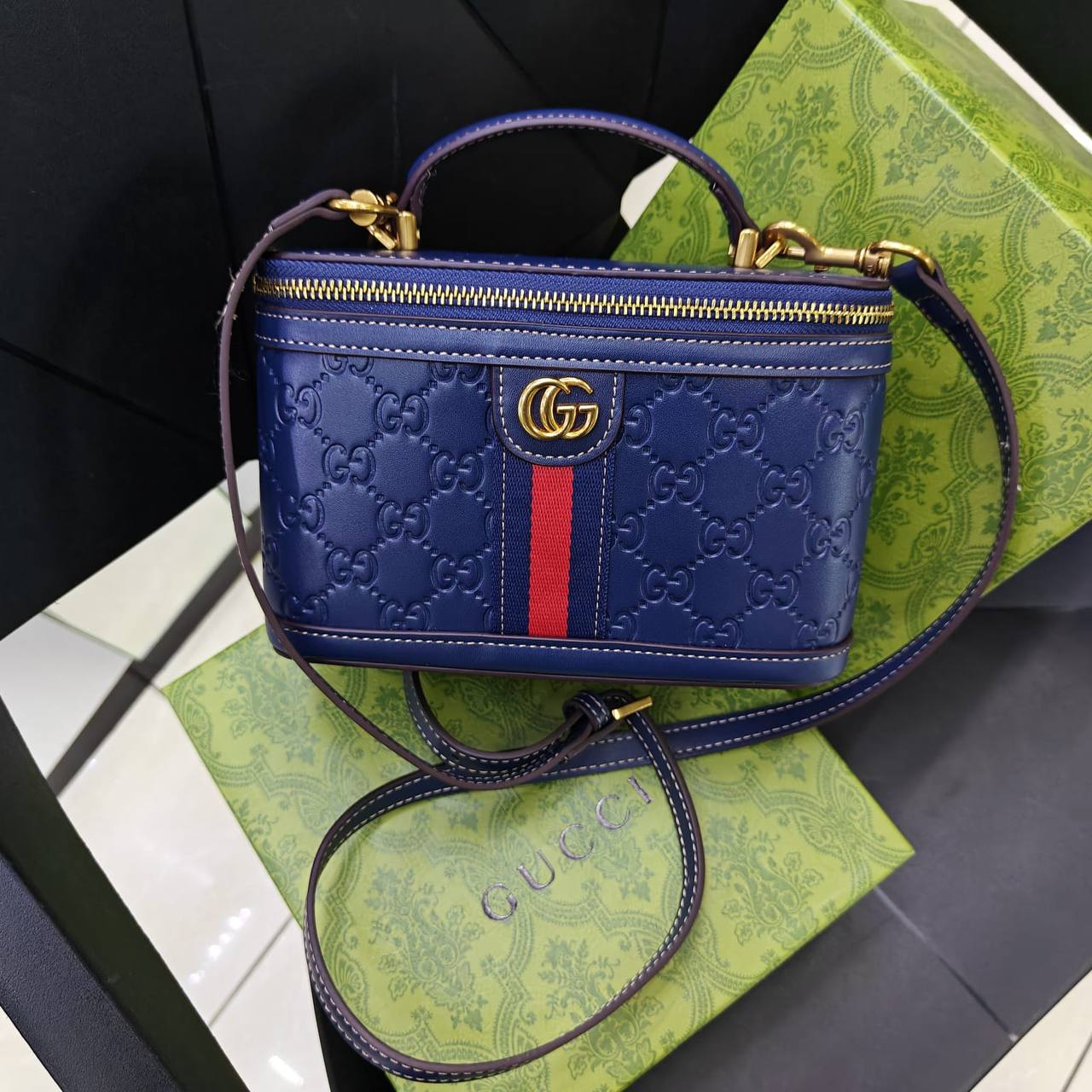 Gucci 

100 dhs✅ 

with box
🎁🎁🎁

Zain235
♥️♥️♥️