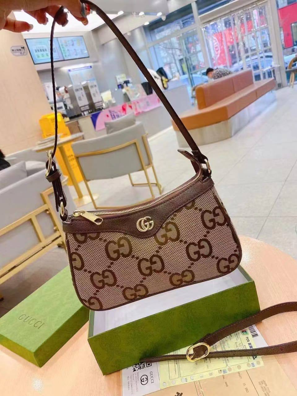 Gucci

90 dhs✅

Good  quality

Size: 25cm

with box
🎁🎁🎁

Zain74
♥️♥️♥️