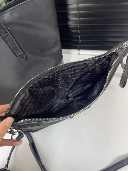 Prada
41*26*11cm
3 in 1
95 dhs❤️

Zain17
♥️♥️♥️