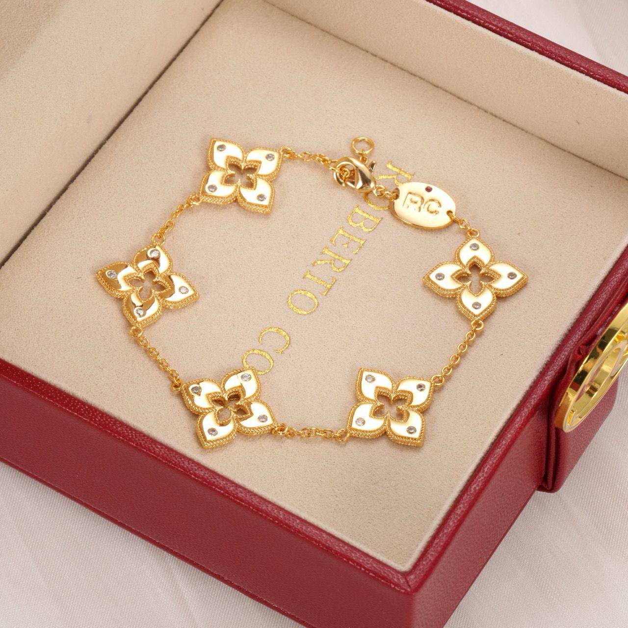 ROBERTO COIN ❤️‍🔥*
Bracelet 🦋
Master quality 💯
With normal boxes 🗃️ 
70 dhs✅
With master box 📦 
135 dhs✅

Zain216
♥️♥️♥️