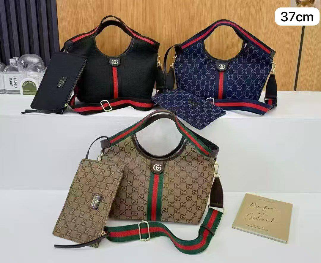 Gucci Giglio
Size: 37 * 29 cm
110 dhs🪙🌨️

Zain115
♥️♥️♥️
