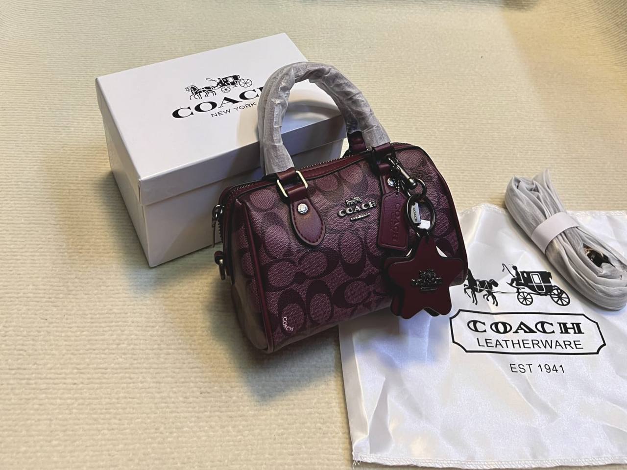 Coach

90 dhs✅

with box
🎁🎁🎁

size 20cm

Zain26
♥️♥️♥️