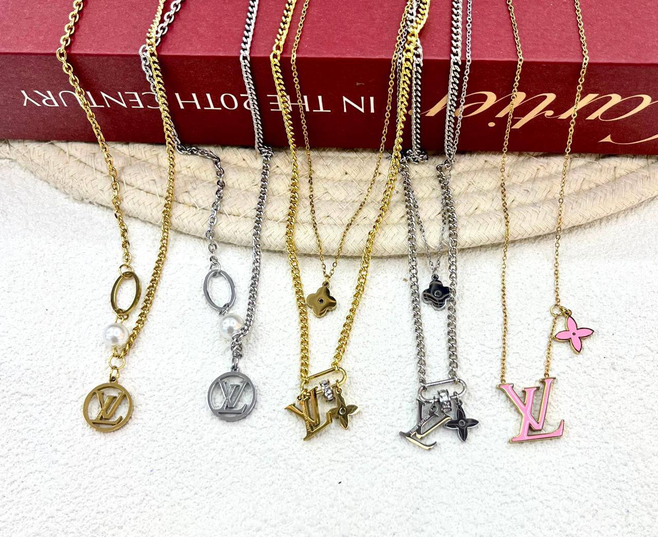 Stainless steel 🔥*
Non tarnish 💯
Necklace ❤️‍🔥
Bracelet 🌸
One piece 
With black boxes 📦 
20 dhs🪙🌨️
With normal boxes 🗃️ 
And paper bag🛍️
30 dhs🪙🌨️

Zain216
♥️♥️♥️
