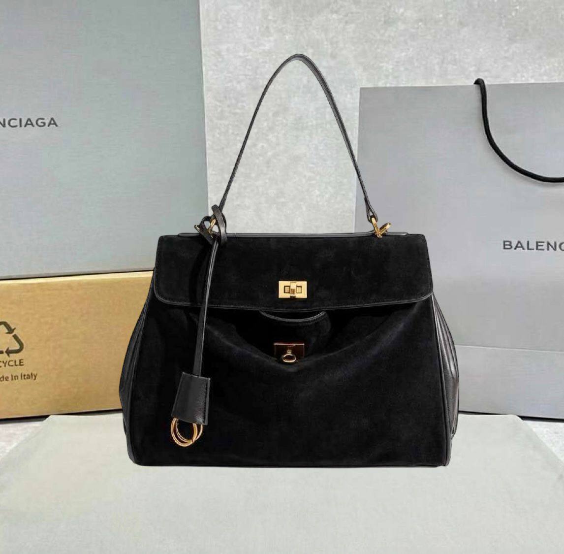BALENCIAGA 
HIGH QUALITY 
140 dhs✅

Zain295
♥️♥️♥️