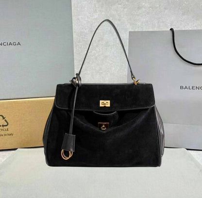 BALENCIAGA 
HIGH QUALITY 
140 dhs✅

Zain295
♥️♥️♥️