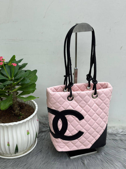 CHANEL
SIZE ….20CM (high 25CM)🥰
90 dhs🌺

Zain244
♥️♥️♥️