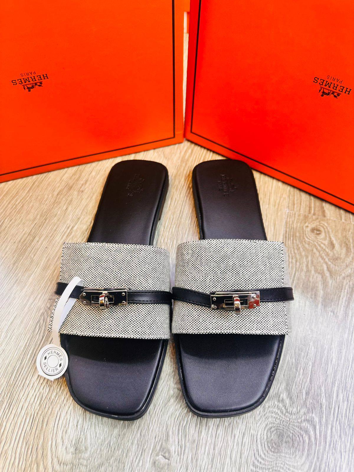 Hermes
Size 36-42 
100 dhs💓

Zain132
♥️♥️♥️