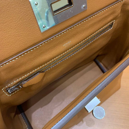 Hermes
maroon / etoupe / brown

Single rolled leather top handle

Classic, elegant and timeless🙂‍↔️

For Price 👇 WhatsApp✅
0568585901 
0507557372
0552275751 Owner Zain 👌

Zain325
♥️♥️♥️
