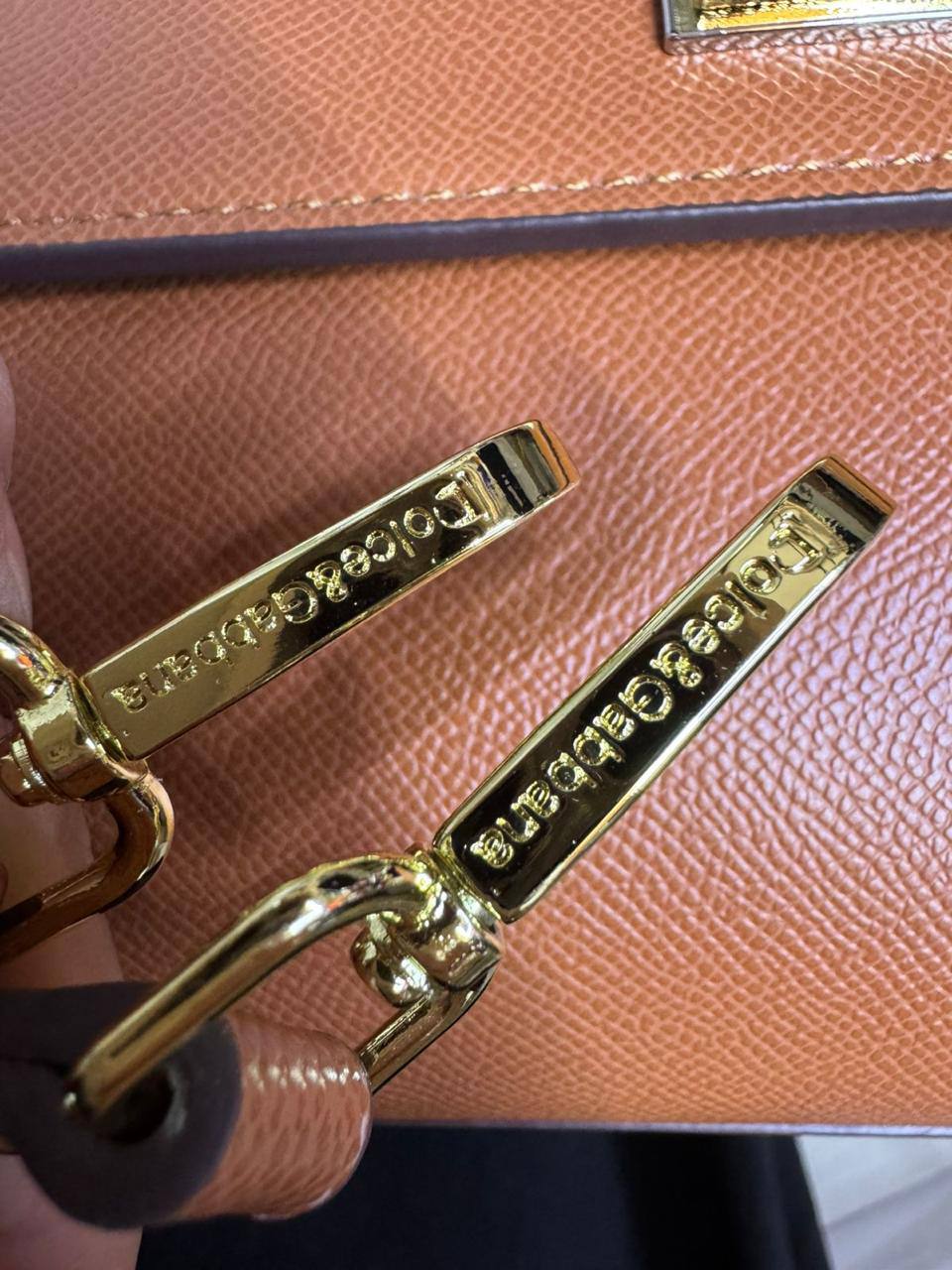 ❤️ Dolce & Gabbana 
1️⃣ First quality +🎁
Size : 25 * 22 * 13 cm
115 dhs💓
with box 🎁

Zain115
♥️♥️♥️