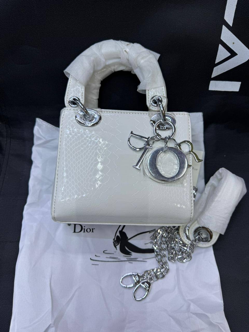 ❤️ Lady Dior 
1️⃣ First quality +🎁
Size : 18 * 14 * 7 cm
95 dhs✅
with box 🎁

Zain115
♥️♥️♥️