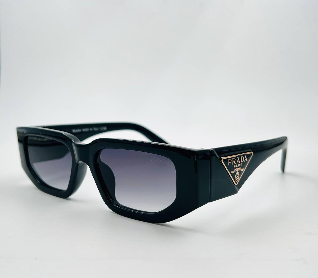Prada💥*
Sunglasses 🕶️ 
good quality 💯
With master box 🗃️ 
50 dhs💓

Zain273
♥️♥️♥️