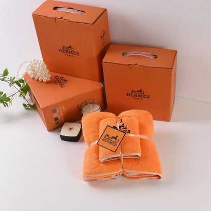 Brand 
Towels  
Good quality 
2 set
With paper 💼 
45 dhs✅

Zain99
♥️♥️♥️