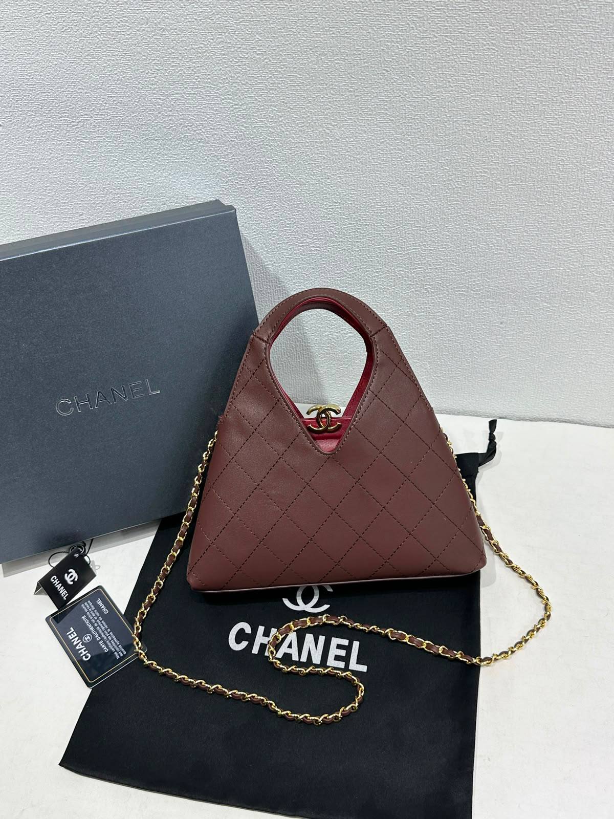 Chanel

withbox 
130 dhs🇦🇪🇦🇪

Zain143
♥️♥️♥️