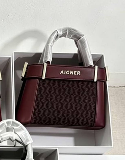 Aigner

100 dhs🇦🇪🇦🇪

with box
size 21cm

Zain26
♥️♥️♥️