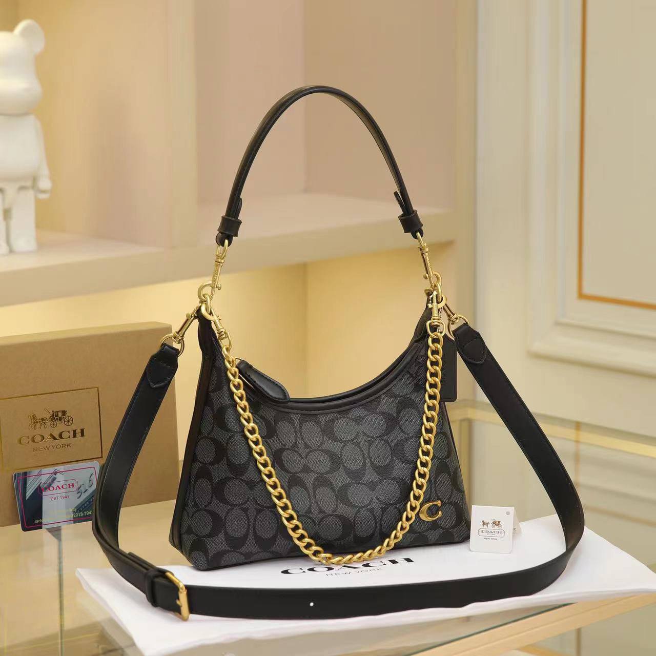 Coach
100 dhs✅

Zain244
♥️♥️♥️