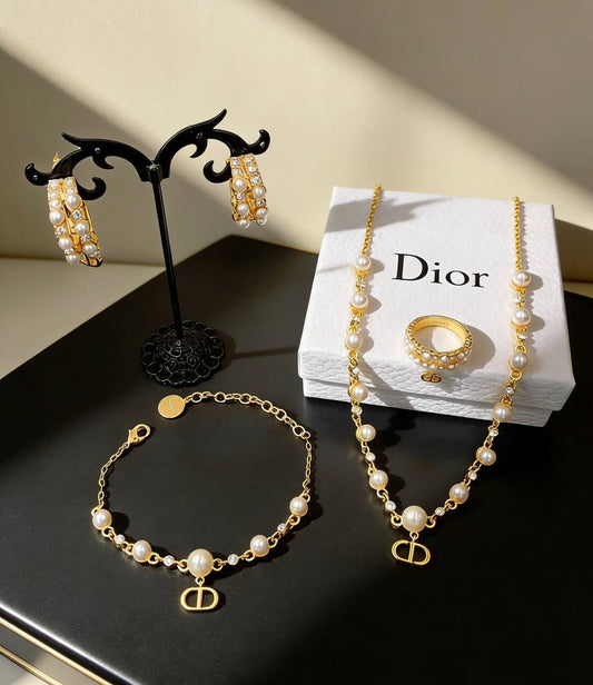 Dior SET 
MASTER✨💫
NECKLACE Bracelet Earrings Ring
With Box And Paper BAG🎁🛍️ 
160 DHS✅

Zain89
♥️♥️♥️