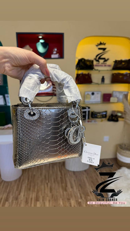 Dior 🎥🎥🎥
Best quality
With box’s
🎁🎁🎁

120 dhs🇦🇪
size 18cm

Zain158

اطلبوها من الوتس المثبت في الأعلى👆🏻👆🏻

تواصلو معنا 👈🏻 Zain 
For order WhatsApp pinned 👆🏻

♥️♥️♥️