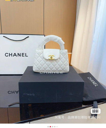 Chanel 
good quality, 
comes with box, 
🎁🎁🎁

size... 19* 13 cm 
90 dhs❣️

Zain12
♥️♥️♥️