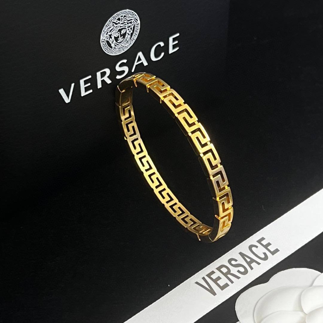 Versace Bangle Master 
60 dhs🪙💕 
With Box And Paper Bag
🎁🎁🎁

Zain89
♥️♥️♥️