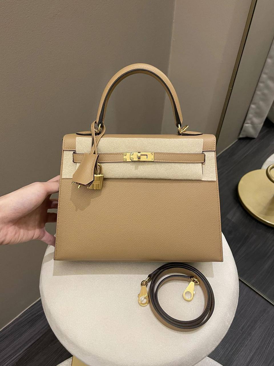 Hermes

115 dhs🌺

with box
🎁🎁🎁

size... 25* 20 cm 

Zain12
♥️♥️♥️