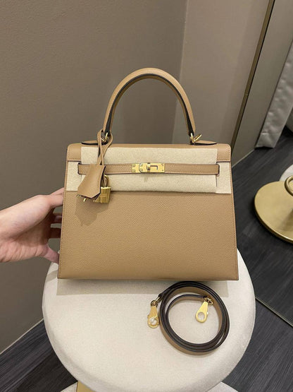 Hermes

115 dhs🌺

with box
🎁🎁🎁

size... 25* 20 cm 

Zain12
♥️♥️♥️