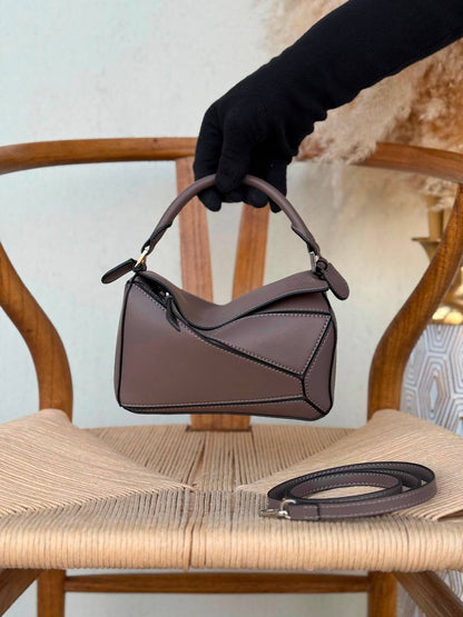 LOEWE
18cm
320 dhs🇦🇪🇦🇪
Top quality 
With box🎁

Zain167
♥️♥️♥️