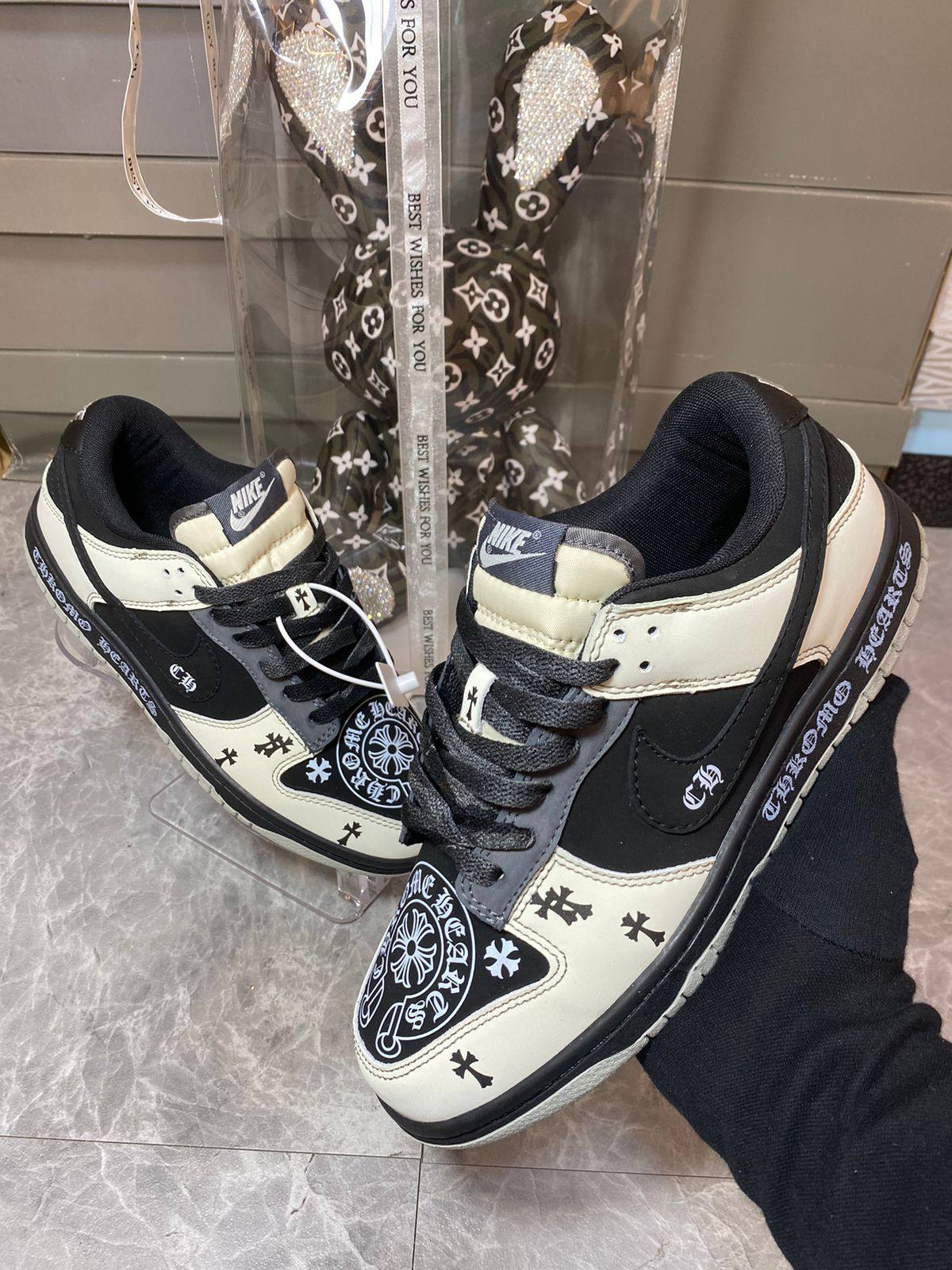 Nike Dunks SB X Chrome Hearts⛓️☦️
36-45 AVAILABLE🤩
240 dhs🗽

Zain242
♥️♥️♥️