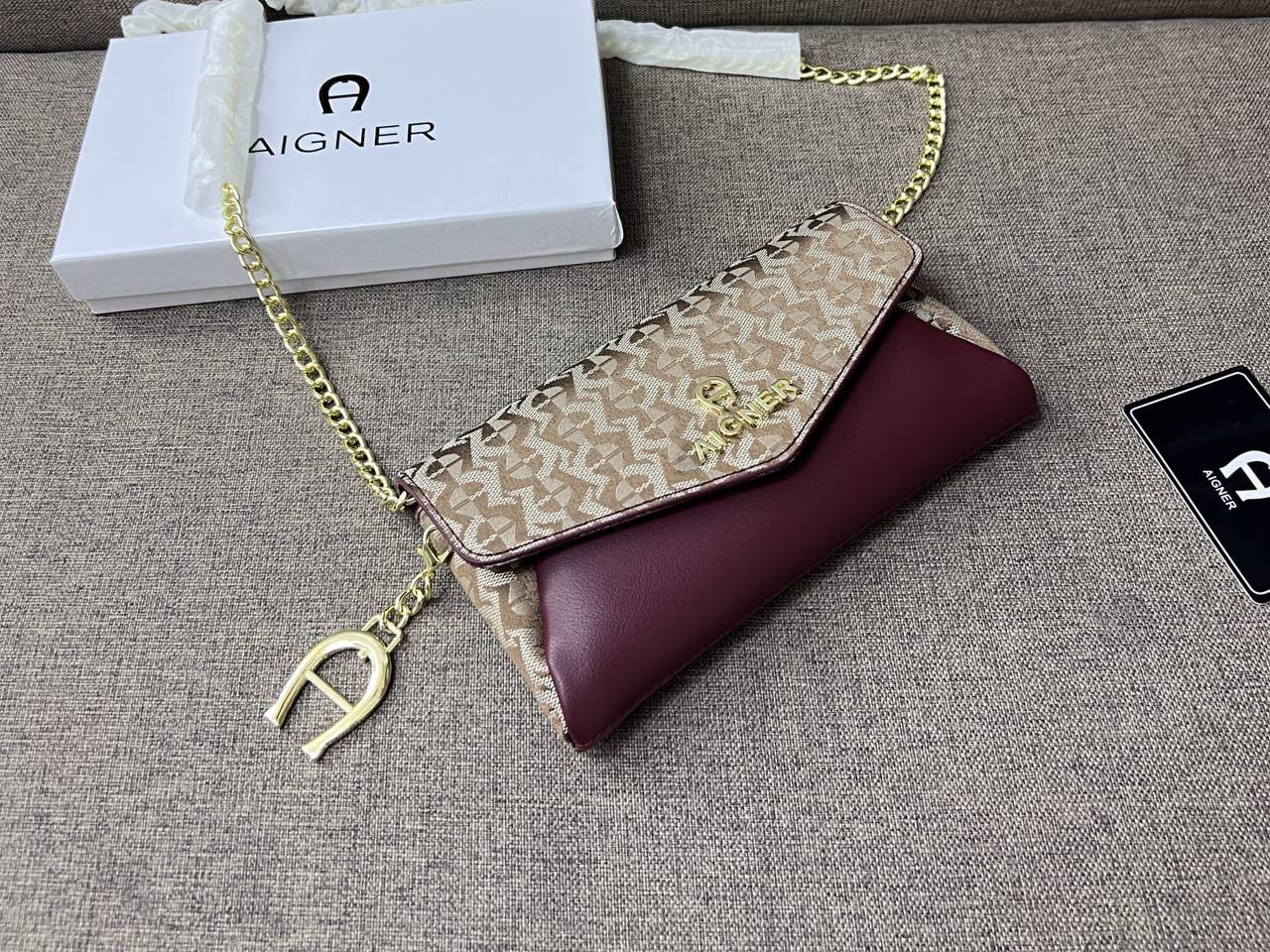 Aigner

55 dhs 🇦🇪🇦🇪🇦🇪

size 20cm

with box
Zain26
♥️♥️♥️