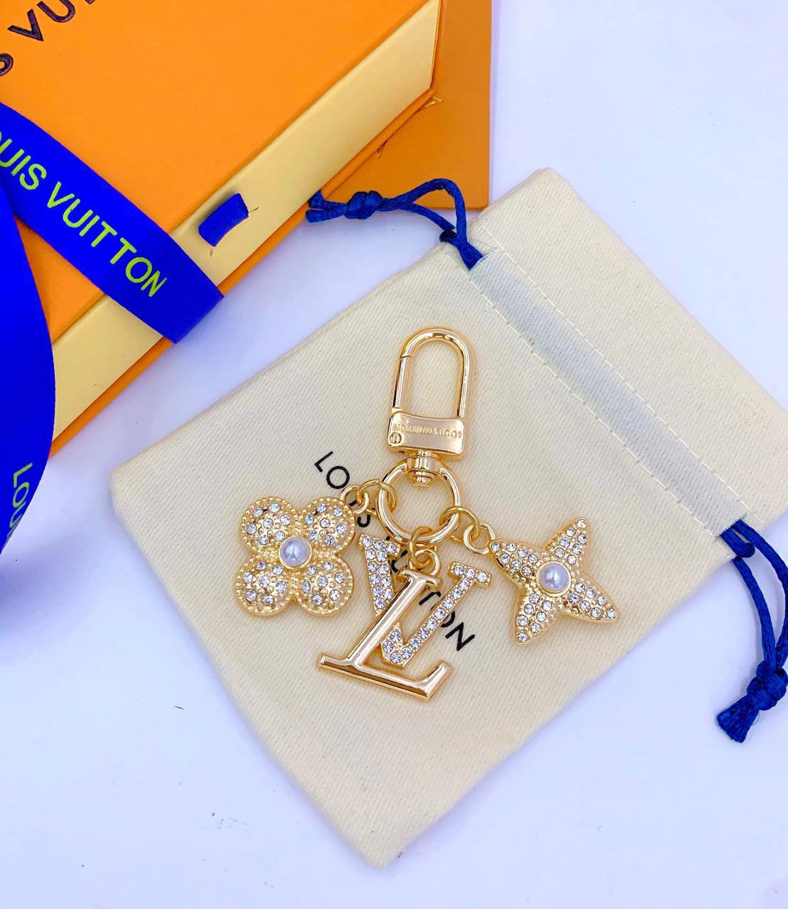 Keychain Bag Charm
Lv 

65 DHS🪙🌨️
WITH BOX And Paper Bag
🎁🎁🎁

Zain89
♥️♥️♥️