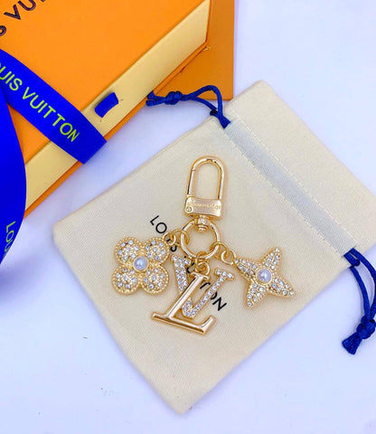 Keychain Bag Charm
Lv 

65 DHS🪙🌨️
WITH BOX And Paper Bag
🎁🎁🎁

Zain89
♥️♥️♥️
