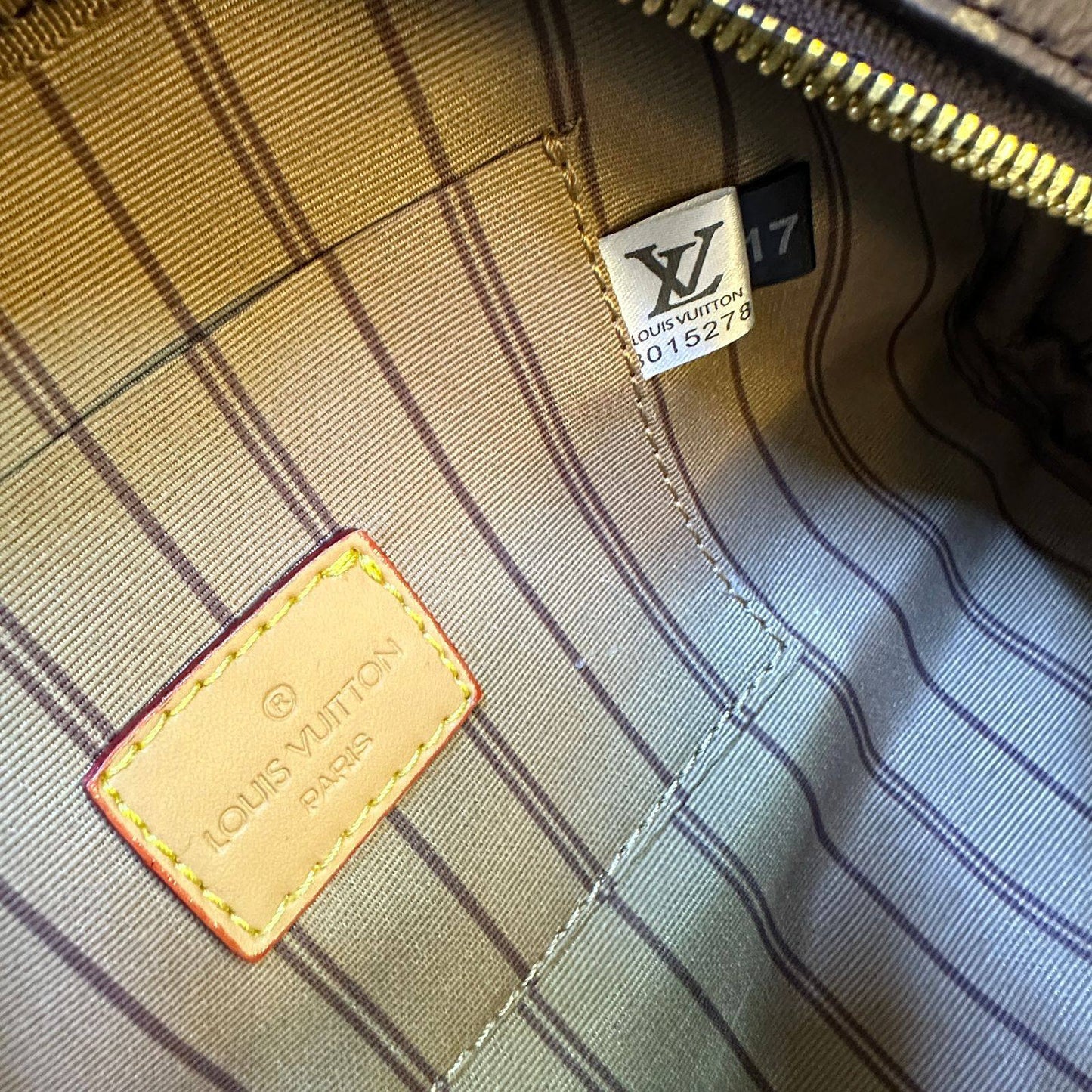 LV
GOOD QUALITY
 WITH BOX 
🎁🎁🎁

90 dhs🪙🌨️

Zain39
♥️♥️♥️