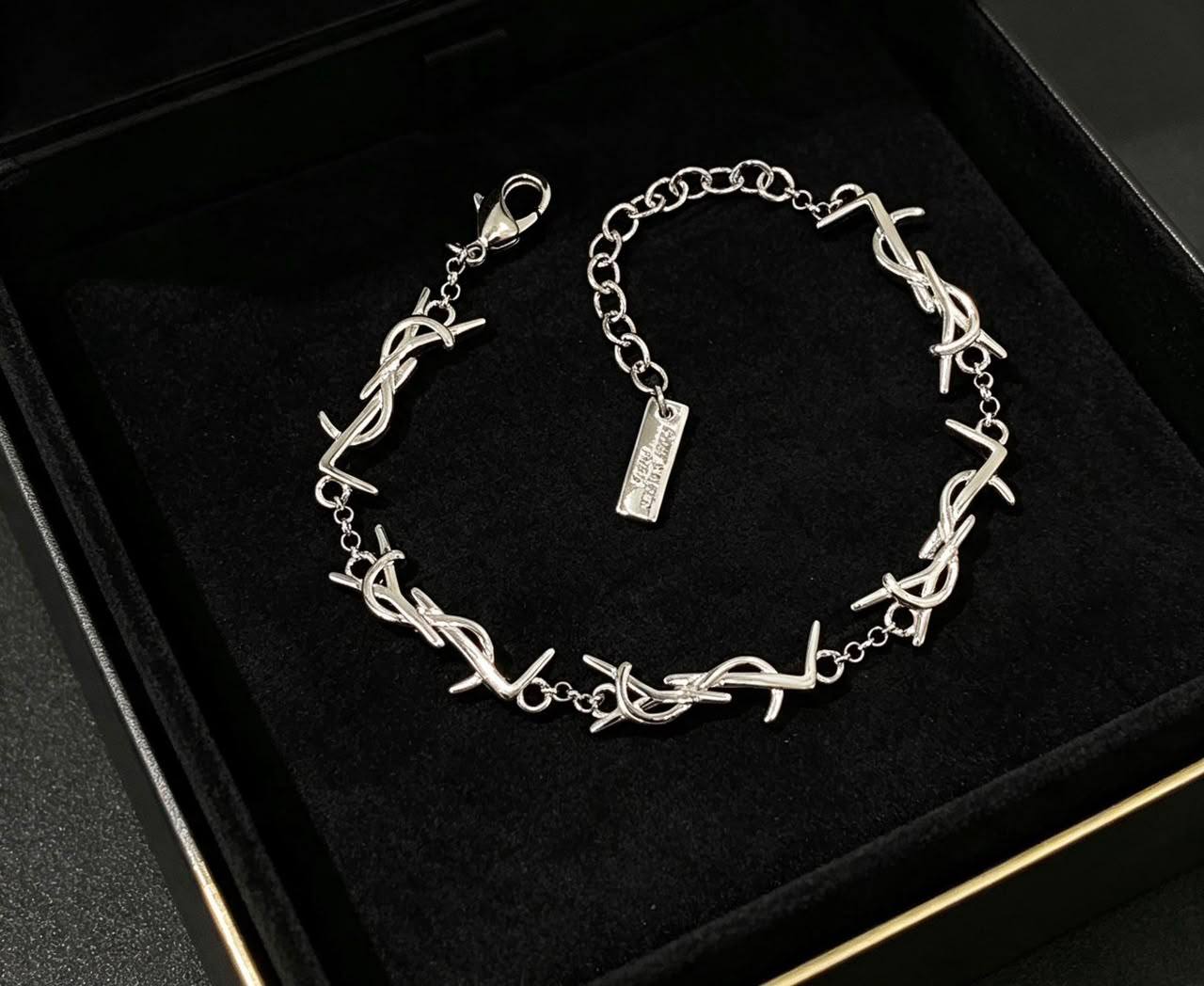 YSL 
Necklace🦋
Earring✨
Bracelet 🍁
Master quality 💯
With normal boxes 🗃️ 
140 dhs🇦🇪🇦🇪

Zain216
♥️♥️♥️