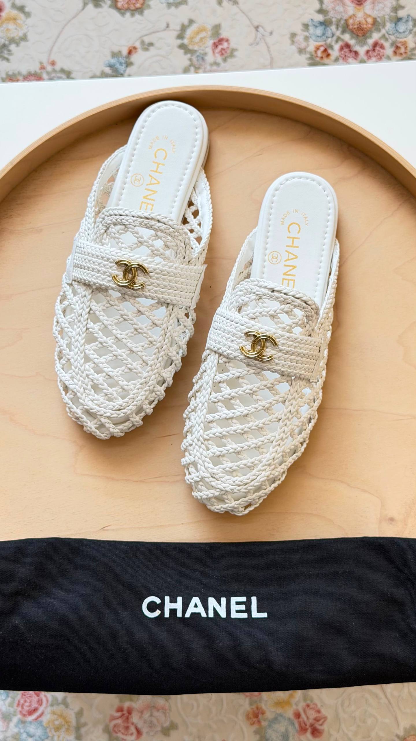CHANEL
Master quality 
Size: 36 to 41
450 dhs✅

Zain318
♥️♥️♥️