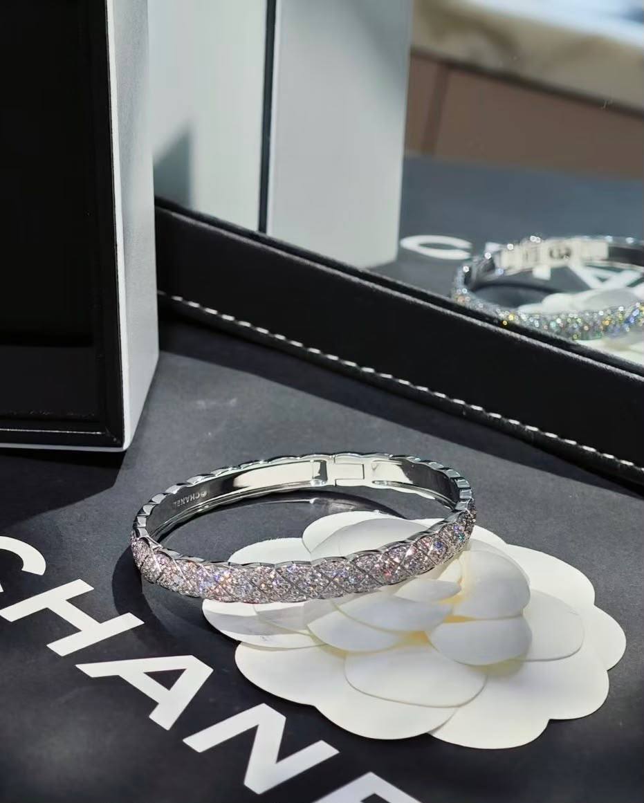 Chanel Bangle
Rose gold & Silver 👈
*Master Quality* 🦋

*110* AED normal box 📦

Zain48
♥️♥️♥️
