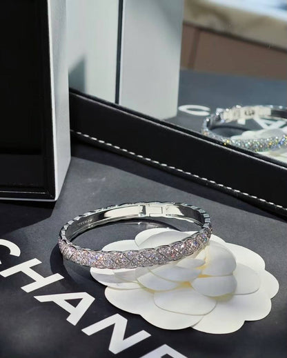 Chanel Bangle
Rose gold & Silver 👈
*Master Quality* 🦋

*110* AED normal box 📦

Zain48
♥️♥️♥️