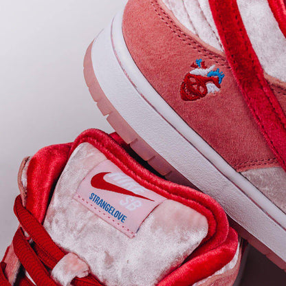 Nike SB Dunk Low Pro "Strangelove"❤️
Size 36-45 AVAILABLE 🤩
220 dhs🪙💕

Zain242
♥️♥️♥️