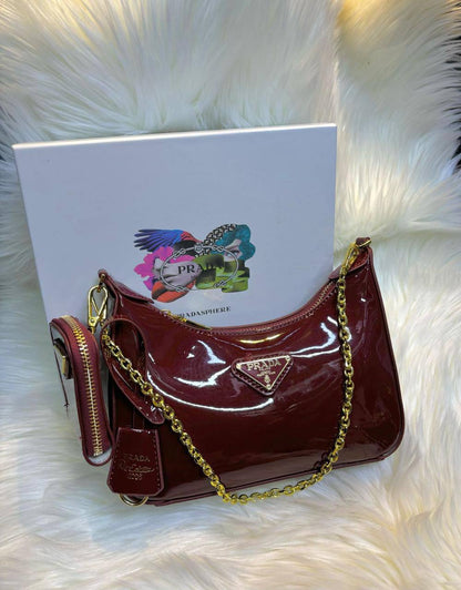 Prada
good quality, 
with box, 
🎁🎁🎁

size 22 * 13 cm 
95 dhs❤️

Zain12
♥️♥️♥️