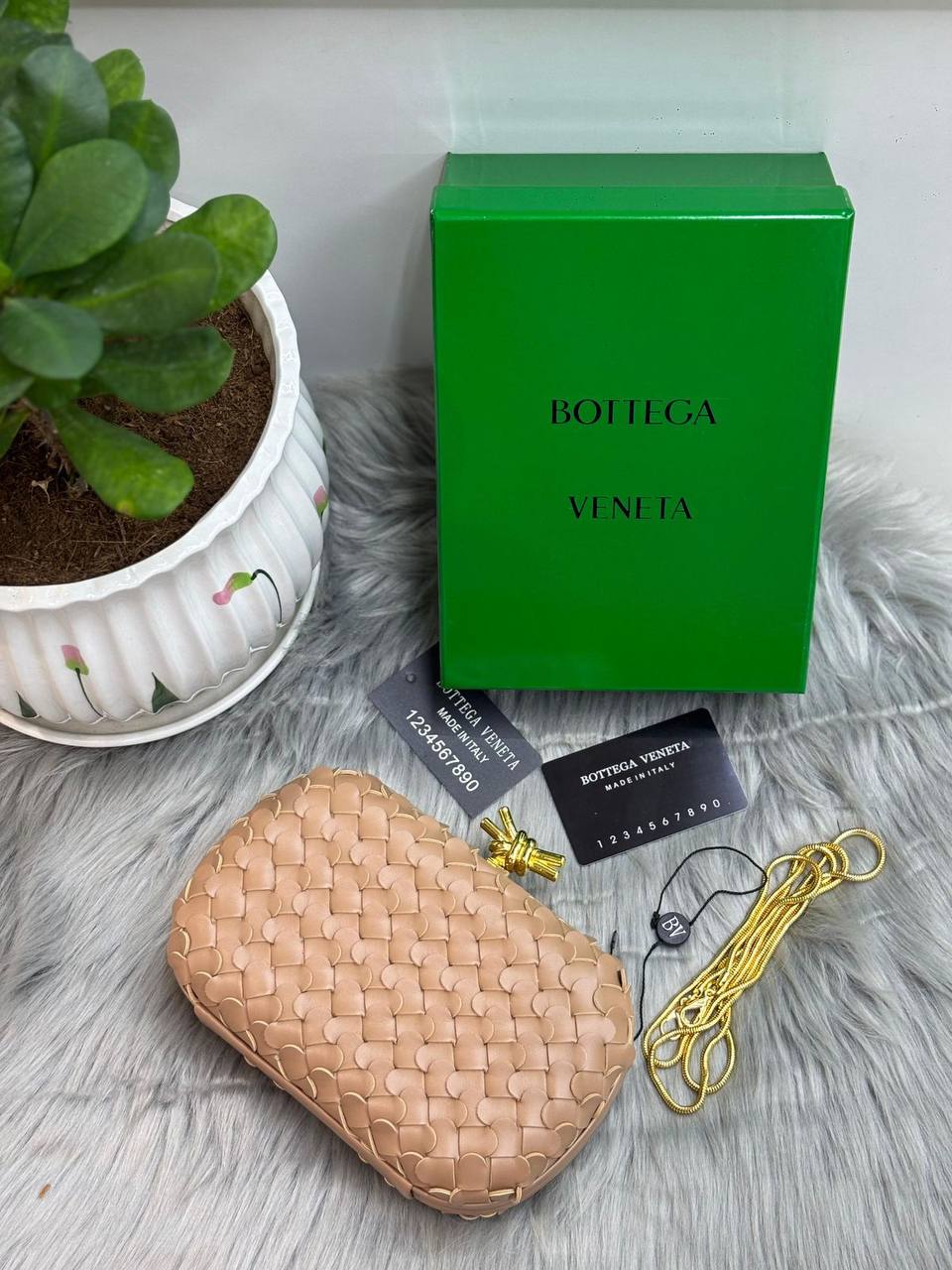 BOTTEGA
SIZE  ………21 CM 🥰
115 dhs🪙🌨️

with Box
🎁🎁🎁

Zain244
♥️♥️♥️