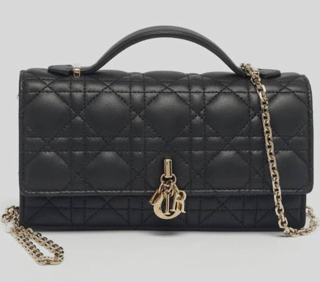 Dior
with box
🎁🎁🎁

100 dhs✅

Zain118
♥️♥️♥️