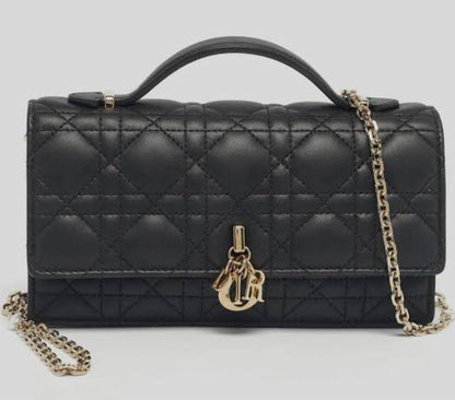 Dior
with box
🎁🎁🎁

100 dhs✅

Zain118
♥️♥️♥️