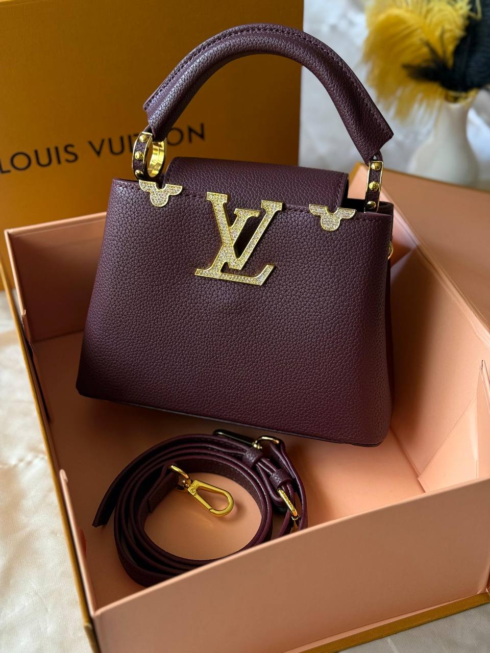 Available Again✨✨✨
LV
21cm
350 dhs🪙💕
Top quality 
With box💝

Zain167
♥️♥️♥️